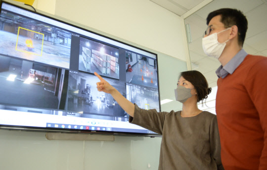 포스코ICT 직원들이 영상분석 플랫폼 '비전AI' 가 적용된 CCTV 화면을 확인하고 있다. 포스코ICT 제공